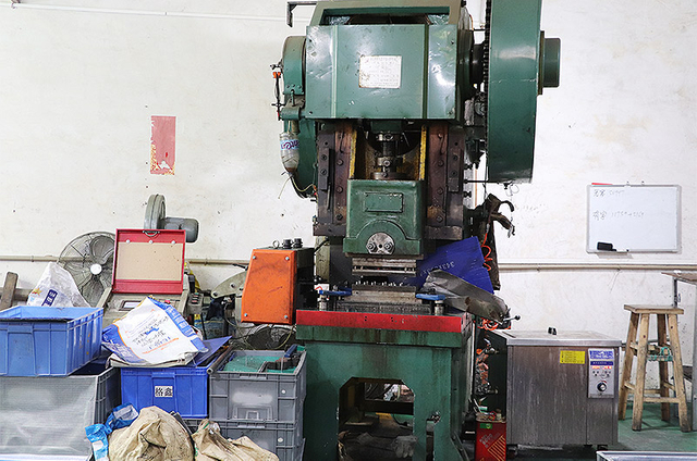 80吨冲床80 Ton Stamping Machine1